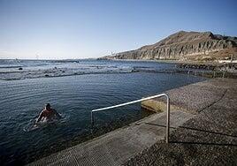 Un niño se golpea la cabeza al lanzarse al agua en las piscinas de La Laja