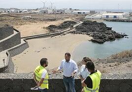 Comienza el arreglo del paseo de la playa de La Arena