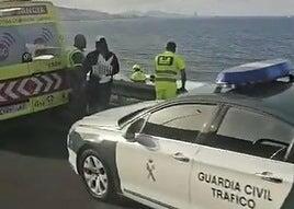 Un motorista choca contra una valla y se precipita varios metros en Jinámar