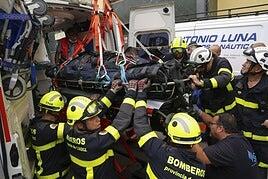 Rescatan a un enfermo con obesidad mórbida de 300 kilos para ser ingresado