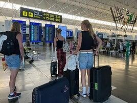Los aeropuertos canarios operan con normalidad, aunque con lentitud, tras la caída de Microsoft