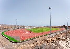 El Cabildo invierte 150.000 euros en equipar la pista de atletismo de Corralejo