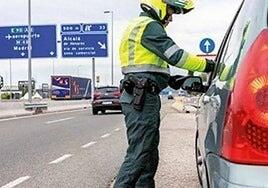Tirar una colilla, no llevar el carnet o entrar en una ZBE: Cuidado con las multas más comunes en verano