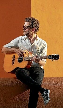 «No tengo casa, solo guitarras y fotos de viajes»