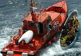 Salvamento Marítimo rescata un cayuco con 140 personas al sur de Gran Canaria