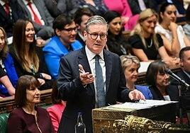 Starmer expulsa por seis meses a siete diputados díscolos