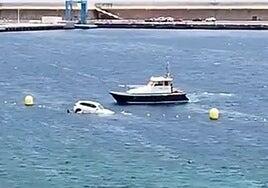 Remolcan un coche en el puerto de La Estaca tras caerse por no poner el freno de mano