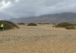 Pájara limpia la playa de Cofete durante tres días con ocho operarios
