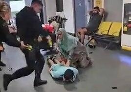 Suspendido un policía de Manchester tras patear en la cabeza a un detenido