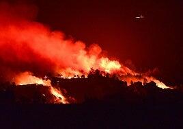 Un megaincendio fuera de control arrasa el norte de California