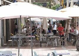 La patronal turística de Las Palmas pide al Gobierno que evalue su intención de prohibir fumar en terrazas