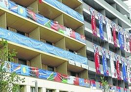 Un barrio con camas de cartón,  petanca y yoga