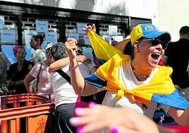 Los venezolanos votan en Canarias en un ambiente propicio para la oposición