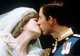 El primer beso, y de cuento, de Carlos y Diana