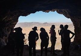 Antigua sube a la cueva de Goroy y visita a los camellos