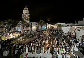 Cientos de personas asisten a la Noche Blanca de Teguise