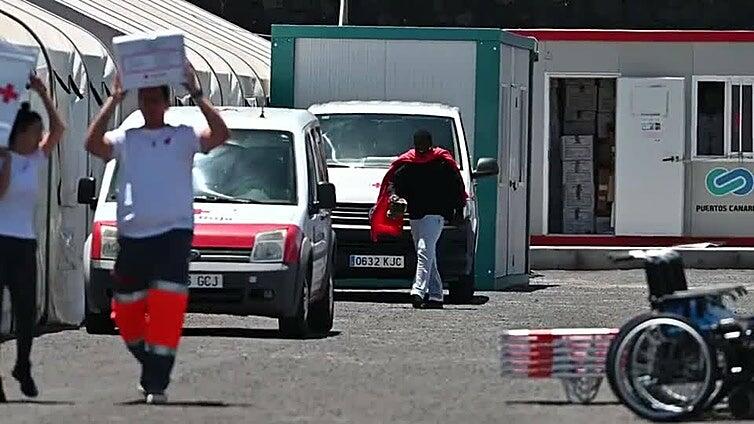 138 inmigrantes son rescatados a bordo de un cayuco en aguas cercanas a El Hierro