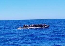Rescatan dos pateras con 119 migrantes en aguas próximas a Canarias