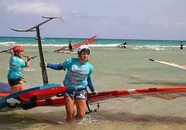 Blanca Alabau se mantiene en el Top de Foil Slalom en Fuerteventura