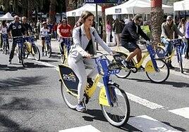 La bici eléctrica escala hacia la parte alta