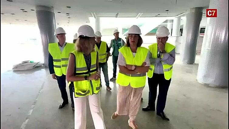 Calzada visita las obras del centro comercial El Muelle