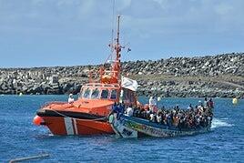 Llega un cayuco con 66 personas, entre ellas siete niños, a El Hierro