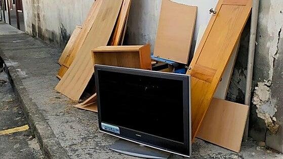 La colaboración vecinal alerta a la Policía Local de Arrecife de vertidos a la vía pública