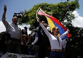 Corina Machado desafía a Maduro y lidera la marcha de miles de opositores en Caracas