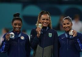 Biles baja a la tierra: plata en el ejercicio de suelo