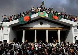 La primera ministra de Bangladés huye del país entre las protestas que han causado 300 muertos