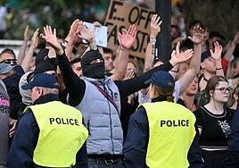 Los ultras amenazan a bufetes de abogados y agencias de inmigración en el Reino Unido