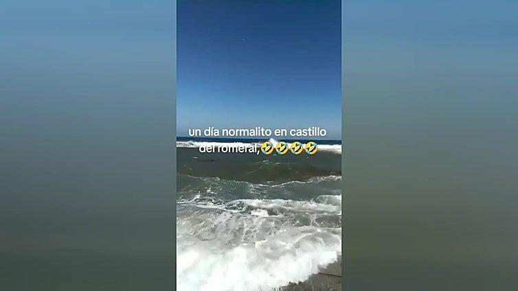 Las olas y la marea ‘borran’ la piscinas de Castillo del Romeral