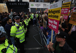 La Policía blinda el Reino Unido mientras grupos antirracistas desafían a los ultras en las calles