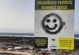 Actos vandálicos destrozan la señalización instalada en la costa de La Oliva