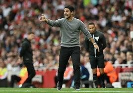 Mikel Arteta contrata a carteristas para que roben a sus jugadores