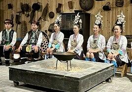 Nos hacen fotos a la salida del teatro: ¿somos famosos en China?