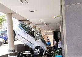 Un turismo cae en la terraza de una cafetería y casi impacta contra un hombre