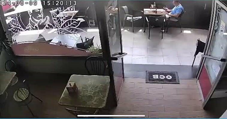 Momento en el que el vehículo cae por la terraza