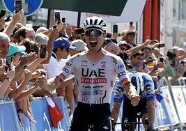 Hirschi se impone a Alaphilippe en el sprint del Kursaal