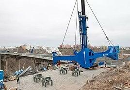 Traslado del puntal de acero que reforzará el viaducto del Guiniguada