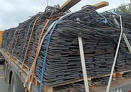 Un camión pierde trozos de hierro de su carga en la Autovía Marítima