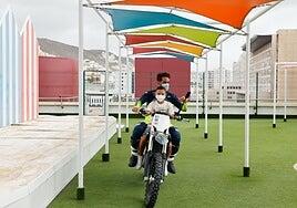 Risas sobre dos ruedas para olvidar el cáncer