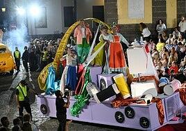 Guía homenajea a las costureras en la Cabalgata de Carrozas