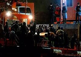 Rescatan una neumática con 58 personas al sur de Fuerteventura