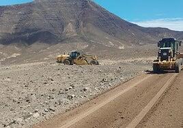 El Cabildo de Fuerteventura refuerza el mantenimiento de caminos con un tercer tren de recebe