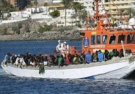 Rescatan un cayuco con 180 personas al sur de Tenerife, de los cuales 29 son menores