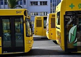 Los guagüeros anuncian recortes de servicios en septiembre por falta de conductores