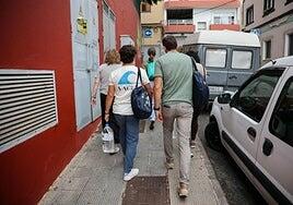 Duelo en Piletas: 20 personas contra un mosquito