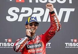 Victoria al sprint de Bagnaia, sanción a Martín y caída de Marc Márquez