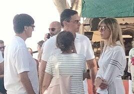 Sánchez se pasea por Haría con su esposa y Salvador Illa